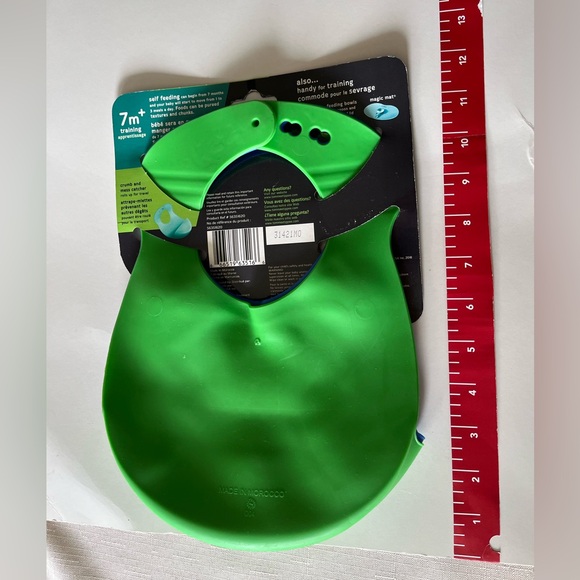 Tommee Tippee pack of 2 easily-roll silicone bibs. Easy wipe clean. BPA free.NEW - Picture 2 of 9